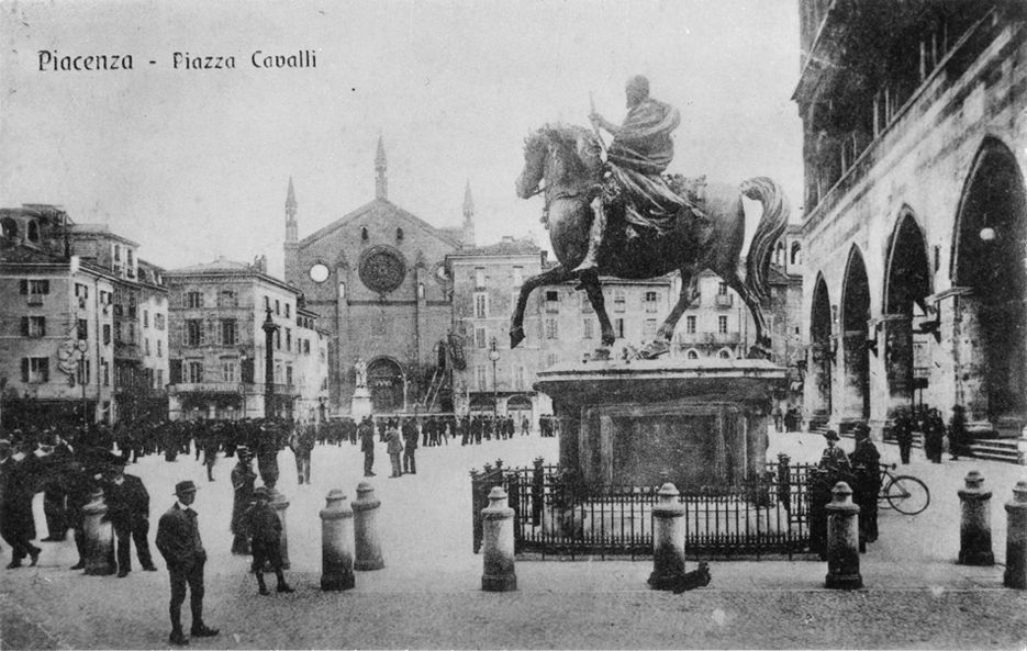 Piazza Cavalli e la chiesa di San Francesco