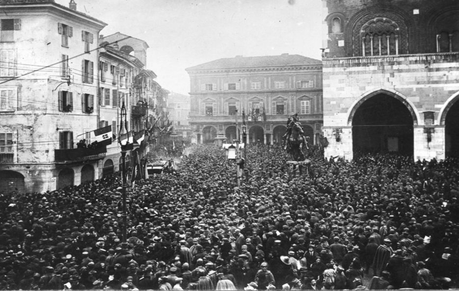 Adunanza in Piazza Cavalli